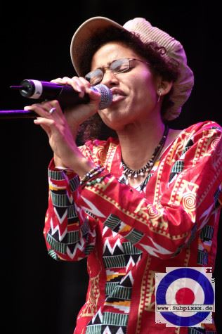 Nneka (NGR) 13. Chiemsee Reggae Festival - Übersee - Main Stage 18. August 2007 (5).JPG